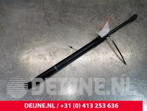 Gebruikte Motorkapdemper links Volvo V60 II (ZW) 2.0 D4 16V Prijs € 40,00 Margeregeling aangeboden door van Deijne Onderdelen Uden B.V.