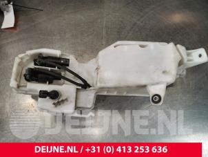 Gebruikte Ruitensproeiertank voor Volvo V60 II (ZW) 2.0 D4 16V Prijs € 75,00 Margeregeling aangeboden door van Deijne Onderdelen Uden B.V.