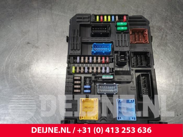 Peugeot Partner Fuse box O175789