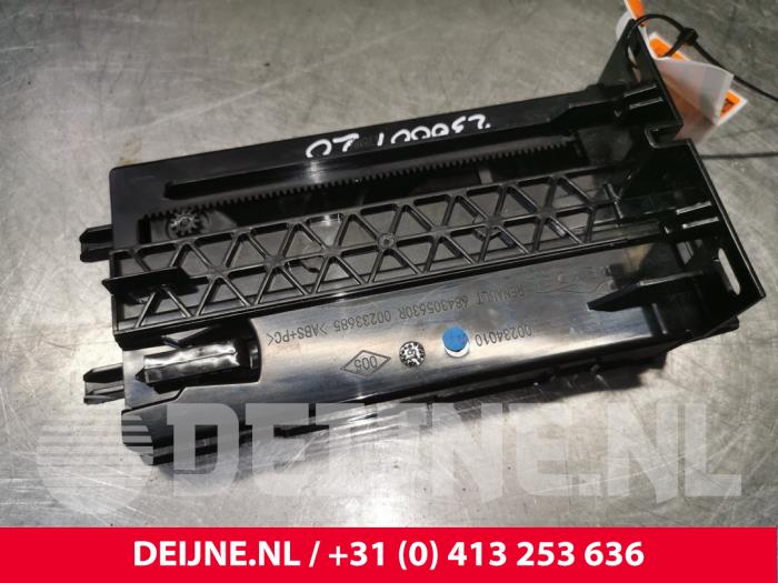 Renault Master Bekerhouder O175948