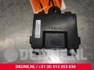 Tesla Model S Central door locking module O176545 photo 2