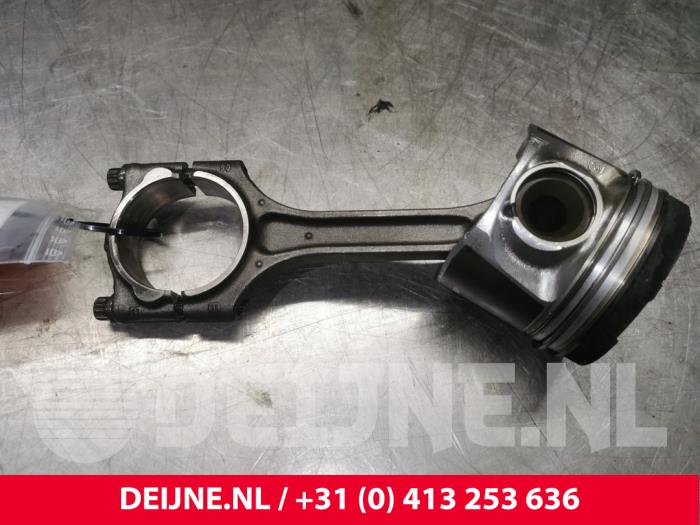 Gebruikte Drijfstang Volvo V70 (BW) 2.0 D4 20V Prijs € 100,00 Margeregeling aangeboden door van Deijne Onderdelen Uden B.V.