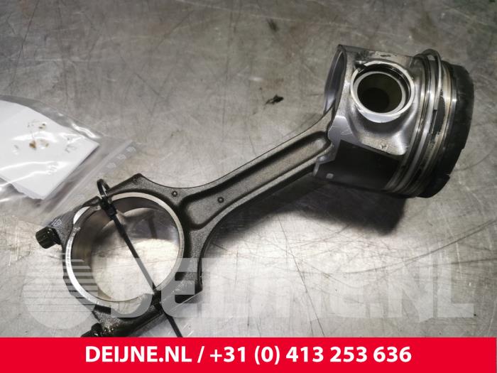Gebruikte Drijfstang Volvo V70 (BW) 2.0 D4 20V Prijs € 100,00 Margeregeling aangeboden door van Deijne Onderdelen Uden B.V.