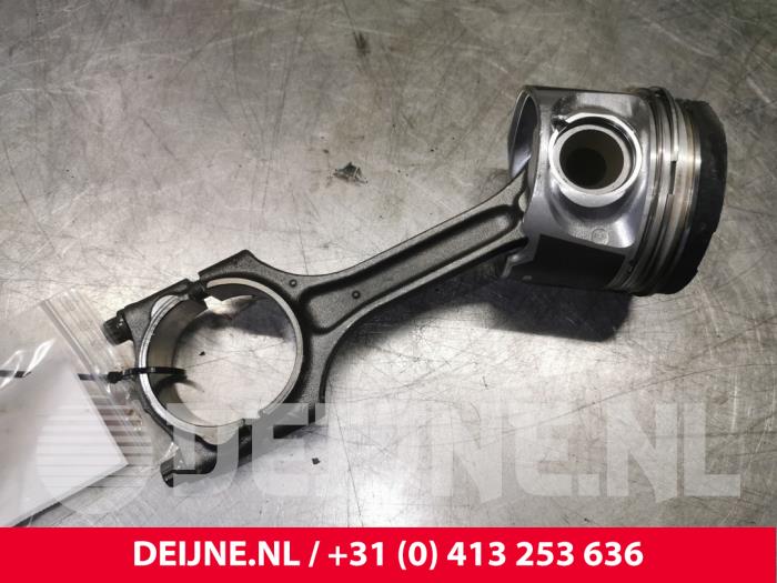 Gebruikte Drijfstang Volvo V70 (BW) 2.0 D4 20V Prijs € 100,00 Margeregeling aangeboden door van Deijne Onderdelen Uden B.V.