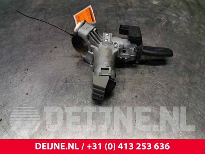 Kontaktslot+Sleutel van een Ford Transit Courier 1.0 Ti-VCT EcoBoost 12V 2022