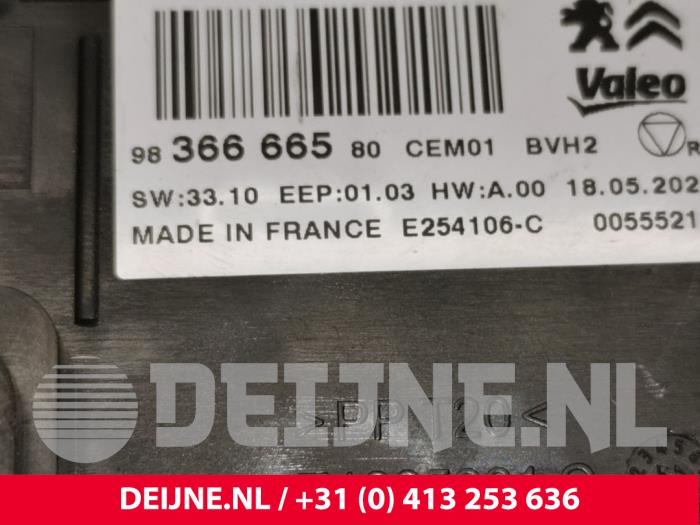 Computer Kachel van een Peugeot Partner (EF/EU) 1.5 BlueHDi 75 2021