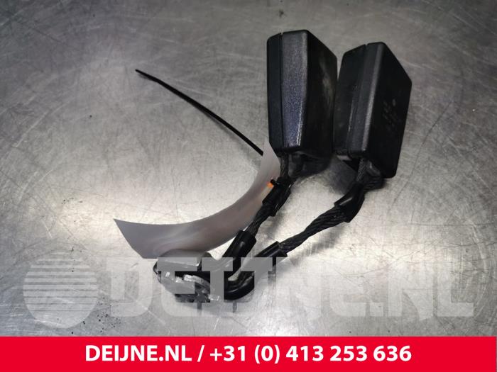 Volkswagen Golf Rear seatbelt buckle, centre O177401