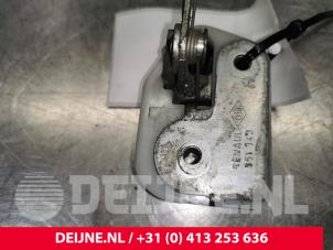 Gebruikte Schuifdeur slotvanger rechts Renault Master III (FD/HD) 2.5 dCi 120 FAP Prijs € 24,20 Inclusief btw aangeboden door van Deijne Onderdelen Uden B.V.