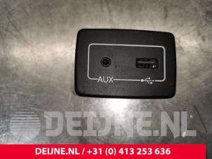 Gebruikte AUX/USB aansluiting Fiat Doblo Cargo (263) 1.6 D Multijet Prijs € 36,30 Inclusief btw aangeboden door van Deijne Onderdelen Uden B.V.