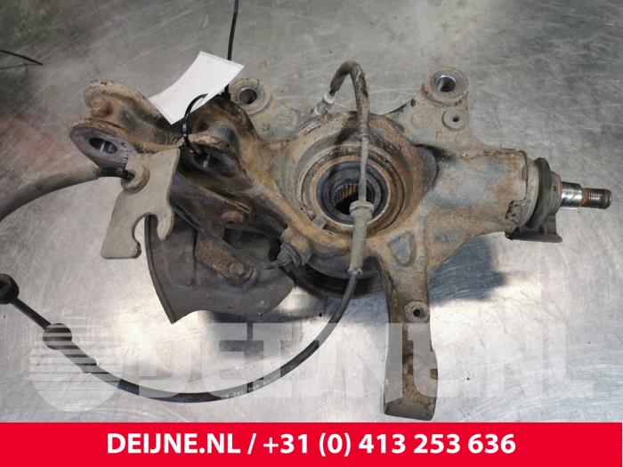 Toyota Pro-Ace Fusee links-voor O178284