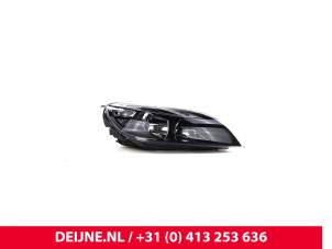 Nieuwe Koplamp rechts Volvo V40 Prijs € 217,80 Inclusief btw aangeboden door van Deijne Onderdelen Uden B.V.