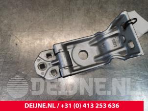 Gebruikte Scharnier deur links-achter Opel Movano 2.3 CDTi 16V FWD Prijs op aanvraag aangeboden door van Deijne Onderdelen Uden B.V.