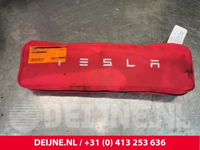 Tesla Model Y EHBO kit O179109