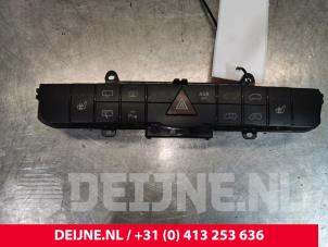 Gebruikte Paniekverlichtings Schakelaar Mercedes Vito (639.6) 3.0 122 CDI V6 24V Prijs € 30,25 Inclusief btw aangeboden door van Deijne Onderdelen Uden B.V.