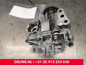 Renault Trafic Oil pump O180027 photo 2