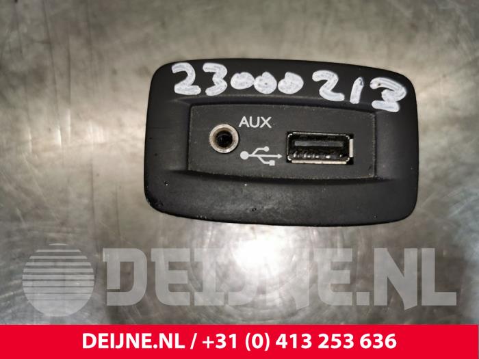 Renault Trafic AUX/USB aansluiting O181068