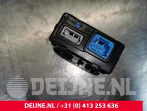 Renault Trafic AUX / USB-Anschluss O181068 foto 3
