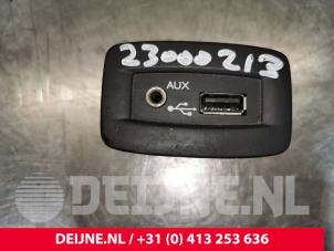 Gebruikte AUX/USB aansluiting Renault Trafic New (FL) 2.0 dCi 16V 115 Prijs € 24,20 Inclusief btw aangeboden door van Deijne Onderdelen Uden B.V.