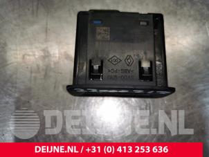 Renault Trafic AUX / USB-Anschluss O181068 foto 2