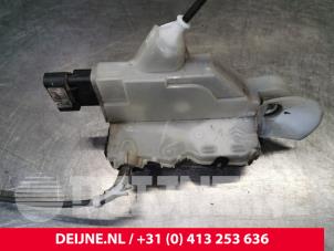 Gebruikte Deurslot Mechaniek 2Deurs links Peugeot Expert (VA/VB/VE/VF/VY) 1.6 Blue HDi 115 Prijs € 48,40 Inclusief btw aangeboden door van Deijne Onderdelen Uden B.V.