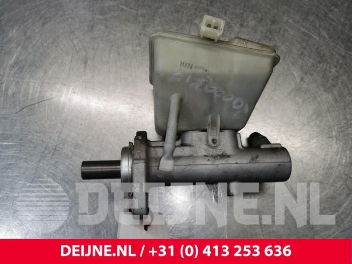 Volvo XC70 Master cylinder O181850