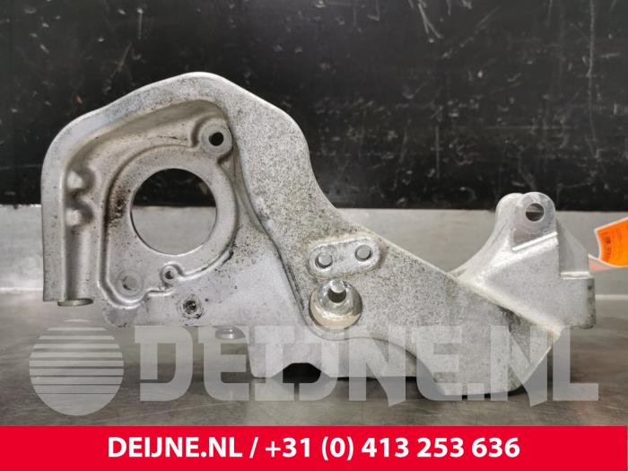 Gebruikte Dynamosteun onder Volvo V60 I (FW/GW) 2.0 D2 16V Prijs € 50,00 Margeregeling aangeboden door van Deijne Onderdelen Uden B.V.