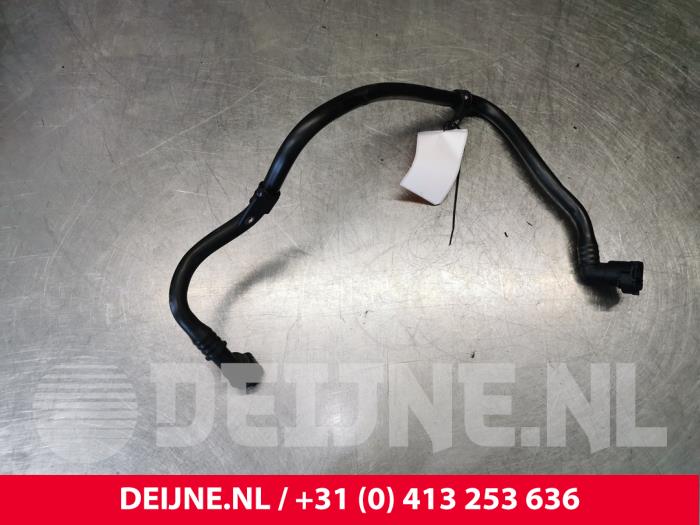 Gebruikte Waterpijp Volvo V60 I (FW/GW) 2.0 D2 16V Prijs € 25,00 Margeregeling aangeboden door van Deijne Onderdelen Uden B.V.