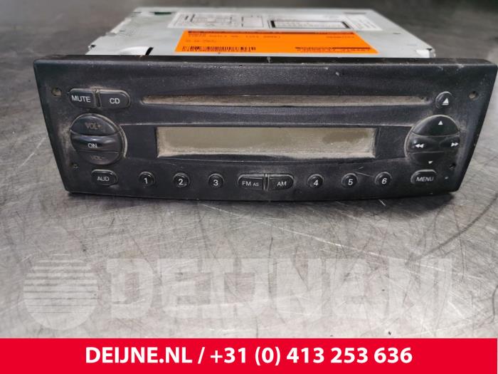 Radio van een Iveco New Daily IV 35C12V, 35C12V/P, 35S12V, 35S12V/P 2008