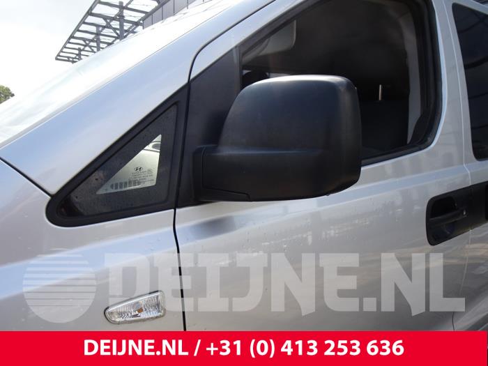 Hyundai H300 Dreieckfenster links vorne O185079