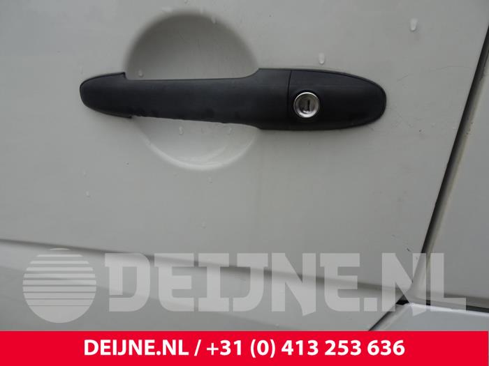 Volkswagen Crafter Türgriff 2-türig links O185763