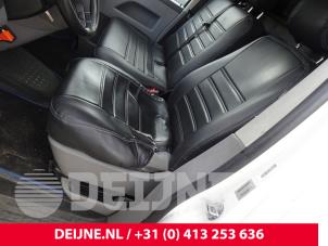 Gebruikte Voorstoel links Volkswagen Transporter T5 1.9 TDi Prijs op aanvraag aangeboden door van Deijne Onderdelen Uden B.V.