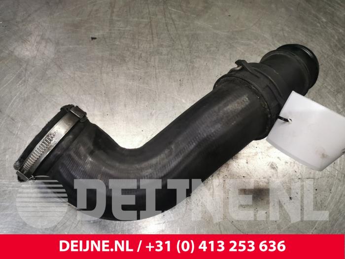 Gebruikte Intercooler Slang Volkswagen Transporter/Caravelle T5 2.5 TDi Prijs € 24,20 Inclusief btw aangeboden door van Deijne Onderdelen Uden B.V.