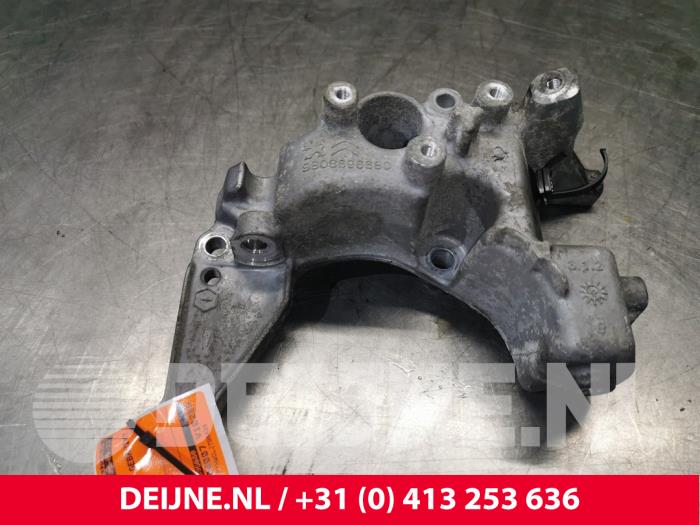 Gebruikte Dynamosteun onder Opel Combo Cargo 1.5 CDTI 75 Prijs € 36,30 Inclusief btw aangeboden door van Deijne Onderdelen Uden B.V.