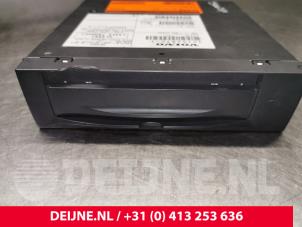 Gebruikte DVD Speler Volvo XC90 I 4.4 V8 32V Prijs € 100,00 Margeregeling aangeboden door van Deijne Onderdelen Uden B.V.