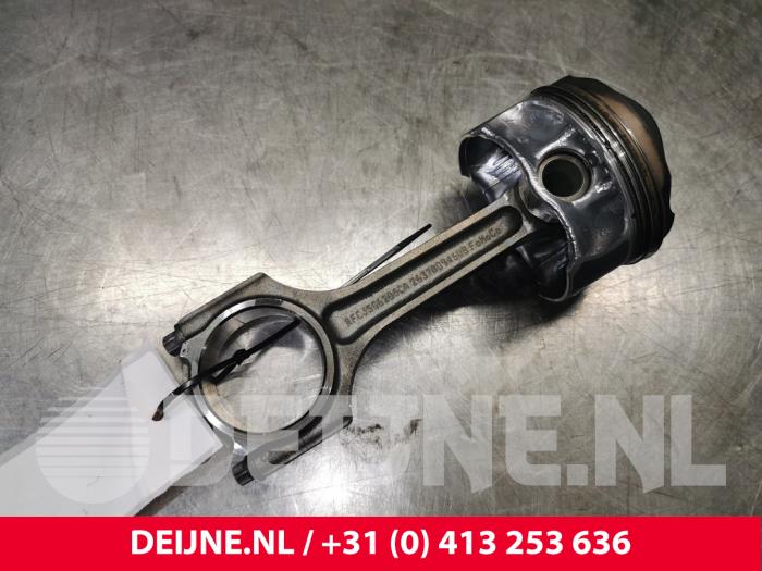 Gebruikte Zuiger Volvo V40 (MV) 1.6 T3 GTDi 16V Prijs € 120,00 Margeregeling aangeboden door van Deijne Onderdelen Uden B.V.