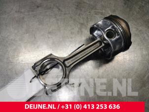 Gebruikte Zuiger Volvo V40 (MV) 1.6 T3 GTDi 16V Prijs € 120,00 Margeregeling aangeboden door van Deijne Onderdelen Uden B.V.