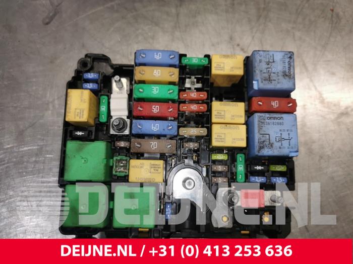 Opel Vivaro Fuse box O190153