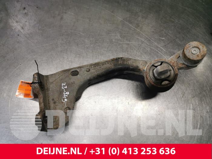 Mercedes Vito Draagarm boven links-achter O191515