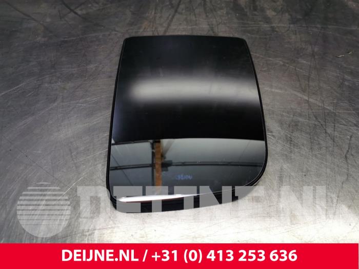 Spiegelglas links van een Mercedes Sprinter 2008