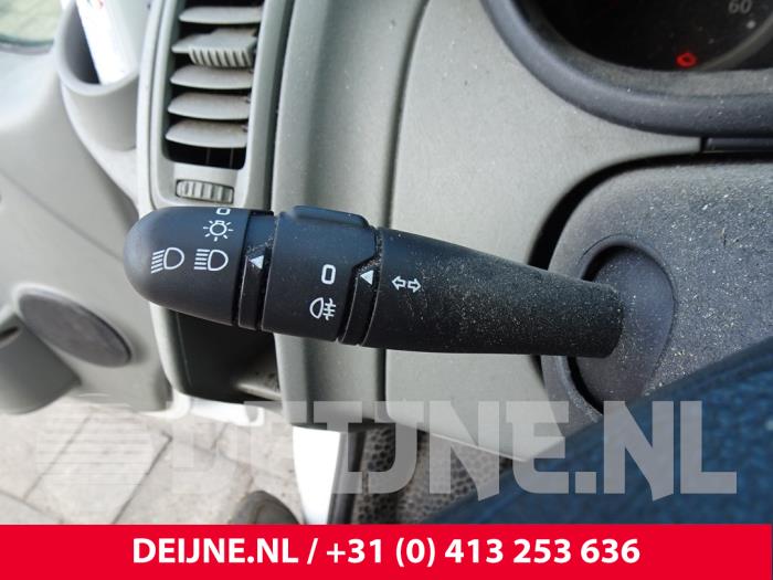 Schakelaar Stuurkolom (licht) van een Renault Trafic New (FL) 2.5 dCi 16V 145 2011