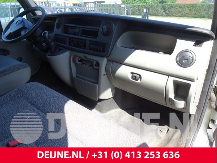 Dashboardkastje van een Opel Movano (4A1; 4A2; 4B2; 4B3; 4C2; 4C3) 2.5 CDTI 2006