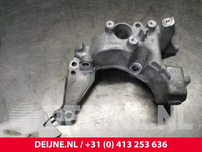 Gebruikte Dynamosteun onder Peugeot Expert (V1/VA/VB/VE/VF/VT/VY) 1.5 BlueHDi 100 Prijs € 36,30 Inclusief btw aangeboden door van Deijne Onderdelen Uden B.V.