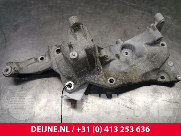 Gebruikte Dynamosteun boven Citroen Jumpy 2.0 Blue HDI 120 Prijs € 60,50 Inclusief btw aangeboden door van Deijne Onderdelen Uden B.V.