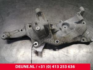 Gebruikte Dynamosteun boven Citroen Jumpy 2.0 Blue HDI 120 Prijs € 60,50 Inclusief btw aangeboden door van Deijne Onderdelen Uden B.V.