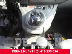 Gebruikte Versnellingspook Peugeot Partner (GC/GF/GG/GJ/GK) 1.6 HDI 110 16V Prijs € 60,50 Inclusief btw aangeboden door van Deijne Onderdelen Uden B.V.