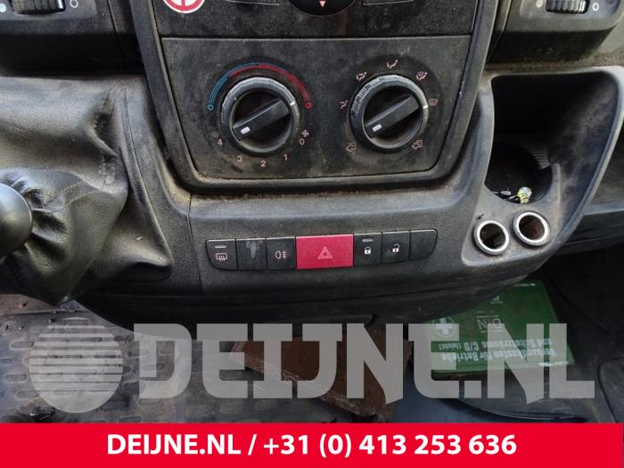 Gevarenlicht Schakelaar van een Citroën Jumper (U9) 2.2 HDi 110 Euro 5 2012