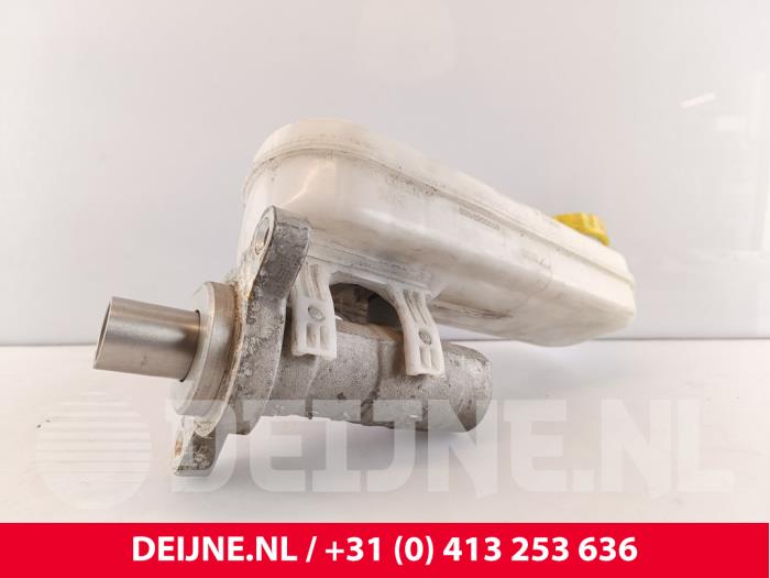 Hoofdremcilinder van een Peugeot Boxer (U9) 2.2 HDi 130 Euro 5 2015
