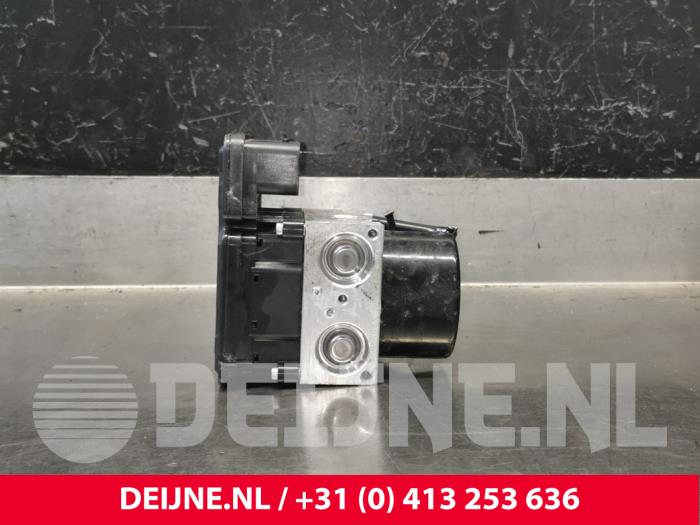 Gebruikte ABS Pomp Volvo V40 (MV) 1.6 D2 Prijs € 75,00 Margeregeling aangeboden door van Deijne Onderdelen Uden B.V.