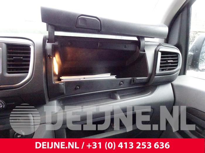 Dashboardkastje van een Citroën Jumpy 1.6 Blue HDi 115 2018