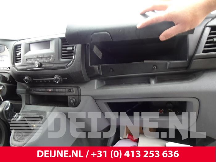 Dashboardkastje van een Citroën Jumpy 1.6 Blue HDi 95 2019